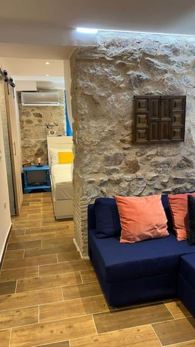 Stone Inn Near Acropolis & Metro 石头记 Felsenhohle Афины Экстерьер фото